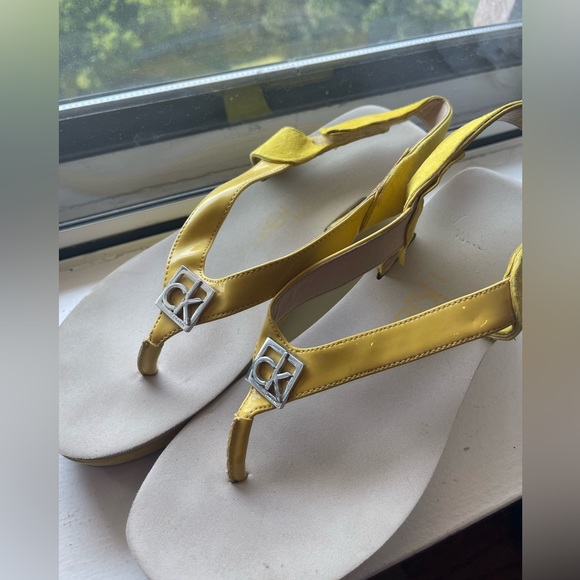 CUTE CALVIN KLEIN PLATFORM FLIP-FLOP SANDALS! perf for summer, great condition! - Picture 3 of 6